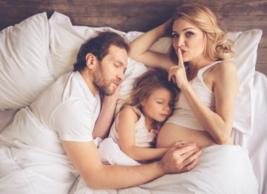 mutlu bir aile bebek bekliyor