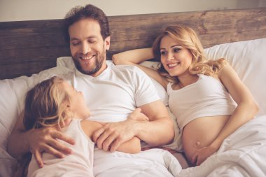 mutlu bir aile bebek bekliyor