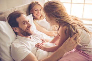 mutlu bir aile bebek bekliyor