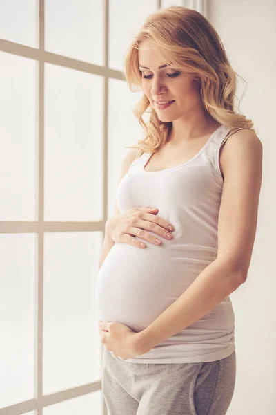 Mujer embarazada hermosa — Foto de Stock