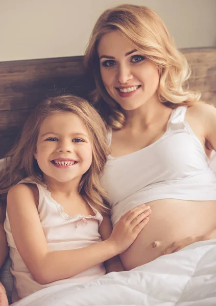 Família feliz esperando pelo bebê — Fotografia de Stock