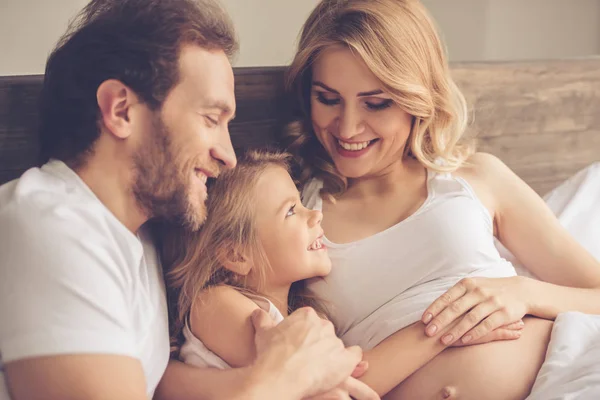 Glückliche Familie wartet auf Baby — Stockfoto