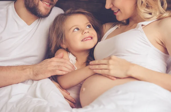 Família feliz esperando pelo bebê — Fotografia de Stock