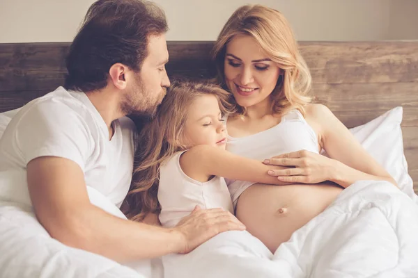 Glückliche Familie wartet auf Baby — Stockfoto