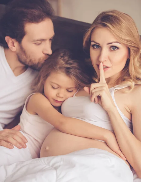 Família feliz esperando pelo bebê — Fotografia de Stock