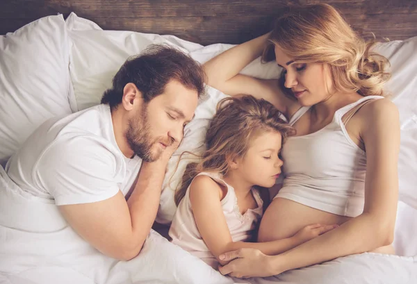 Família feliz esperando pelo bebê — Fotografia de Stock