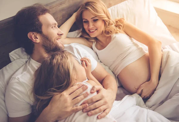 Família feliz esperando pelo bebê — Fotografia de Stock