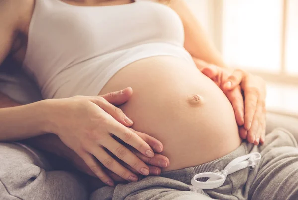 Casal feliz esperando pelo bebê — Fotografia de Stock