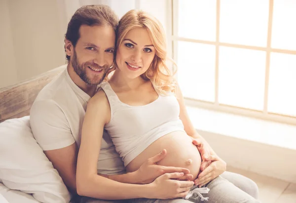 Pareja feliz esperando al bebé — Foto de Stock