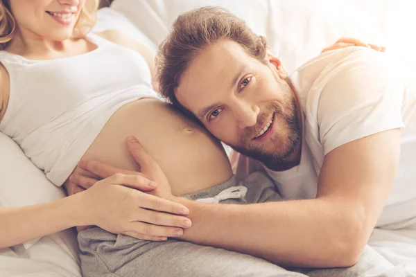 Pareja feliz esperando al bebé — Foto de Stock