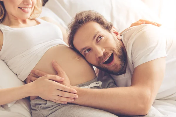 Pareja feliz esperando al bebé — Foto de Stock