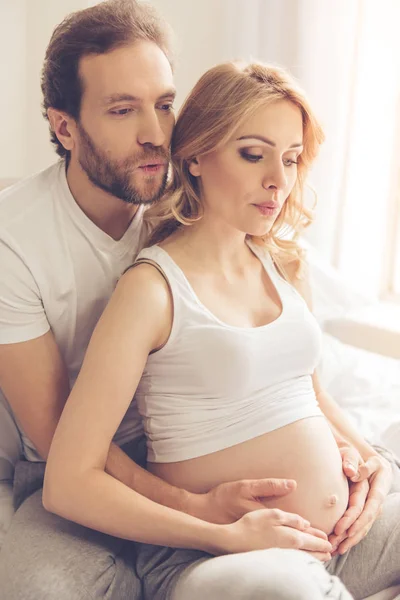 Casal feliz esperando pelo bebê — Fotografia de Stock