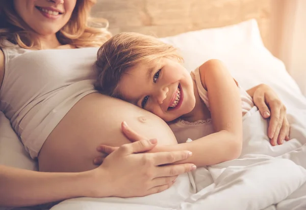 Família feliz esperando pelo bebê — Fotografia de Stock