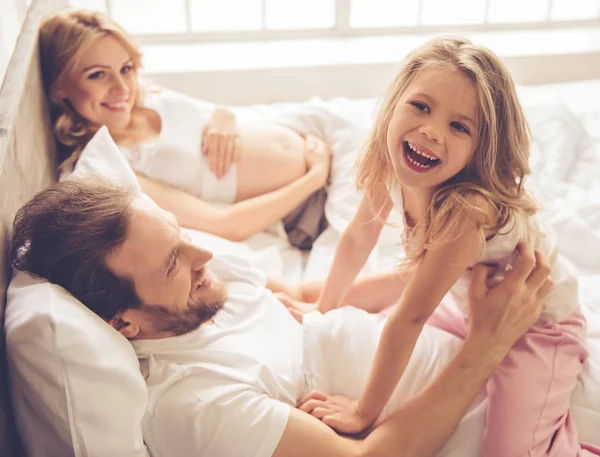 Щаслива сім'я чекає на дитину — стокове фото