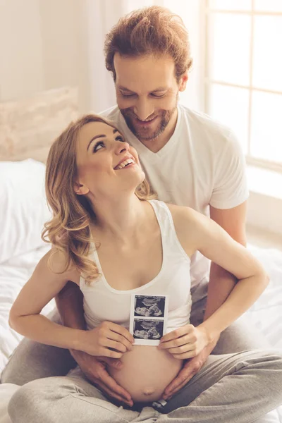 Счастливая пара ждет ребенка — стоковое фото