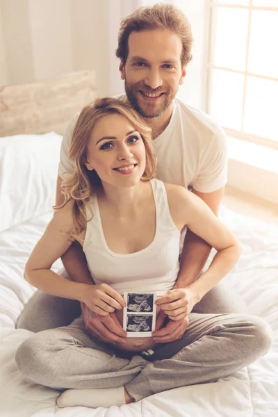 Szczęśliwa para czeka na dziecko — Zdjęcie stockowe