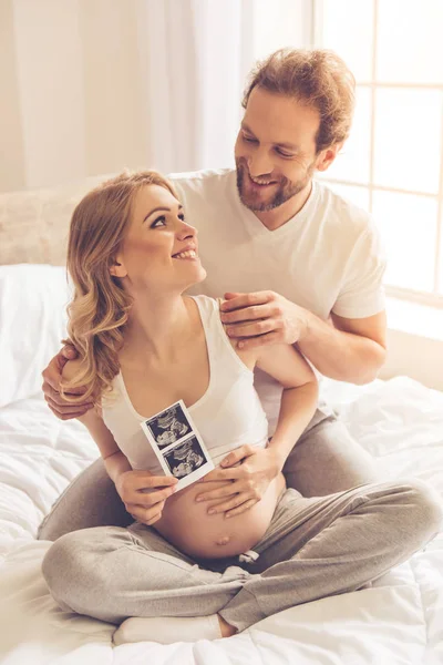 Casal feliz esperando pelo bebê — Fotografia de Stock