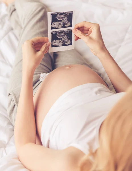 Beautiful pregnant woman — Stock Photo, Image