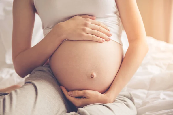 Mujer embarazada hermosa — Foto de Stock