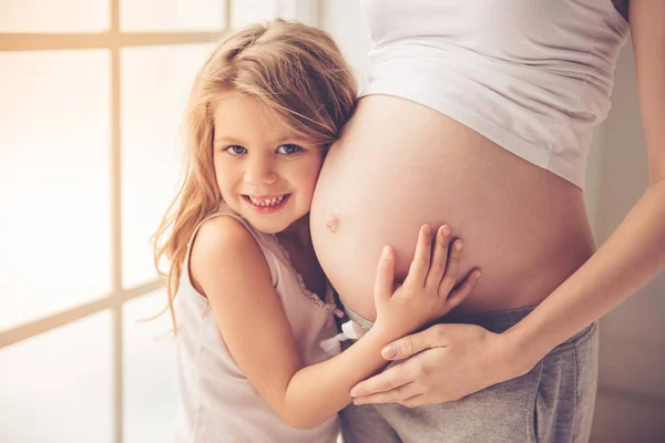 Família feliz esperando pelo bebê — Fotografia de Stock