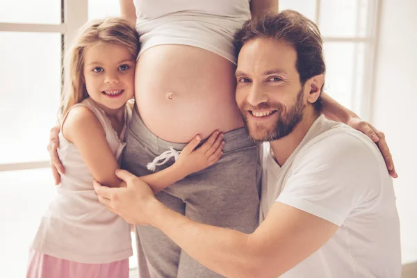 Familia feliz esperando al bebé — Foto de Stock