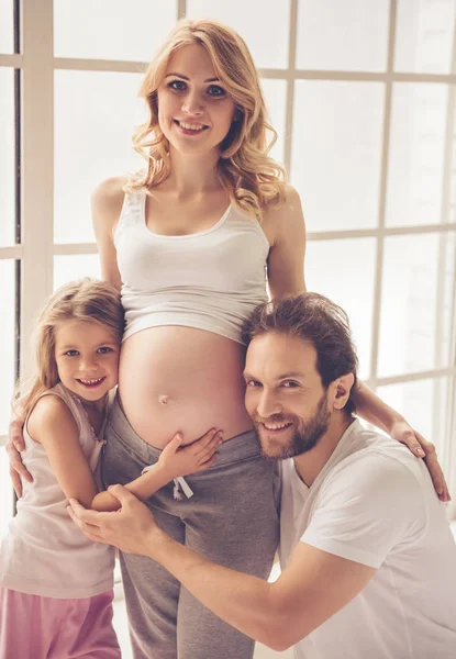 Familia feliz esperando al bebé — Foto de Stock