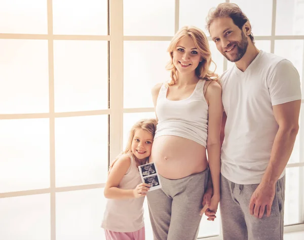 Lykkelig familie venter på barnet – stockfoto