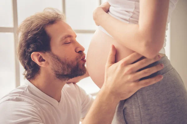 Pareja feliz esperando al bebé — Foto de Stock