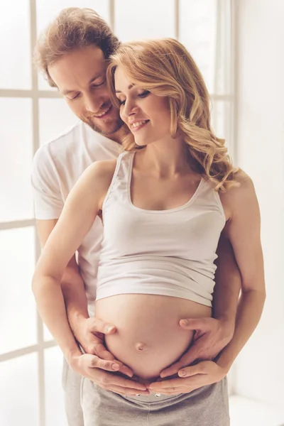 Szczęśliwa para czeka na dziecko — Zdjęcie stockowe