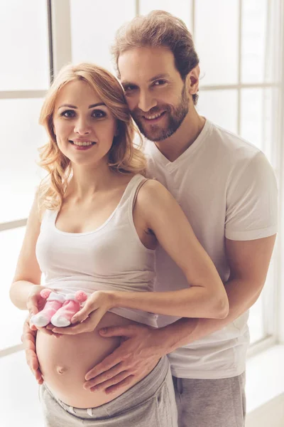 Coppia felice in attesa di bambino — Foto Stock