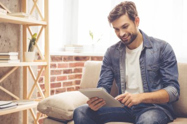 Yakışıklı adam ile becerikli alet