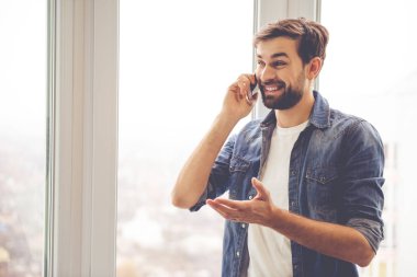 Yakışıklı adam ile becerikli alet