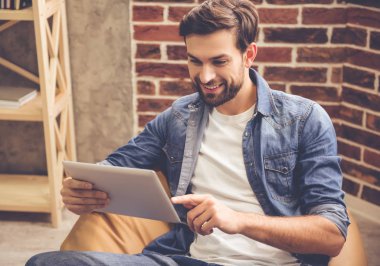 Yakışıklı adam ile becerikli alet