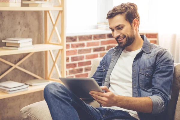 Hombre guapo con gadget — Foto de Stock