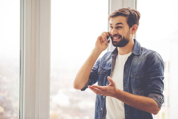 Hombre guapo con gadget — Foto de Stock