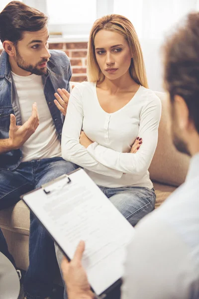 Pareja en el psicólogo — Foto de Stock