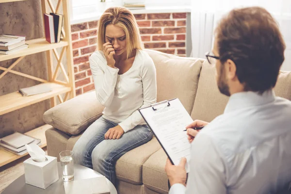 Woman at the psychologist — Stock Photo, Image