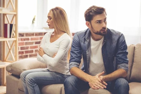 Pareja teniendo una pelea —  Fotos de Stock