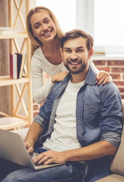 Casal feliz com gadget — Fotografia de Stock