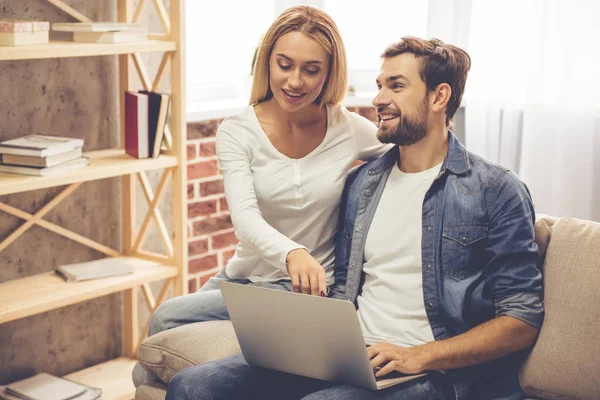 Pareja feliz con gadget — Foto de Stock