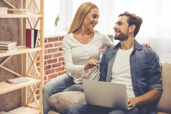 Casal feliz com gadget — Fotografia de Stock