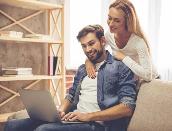 Pareja feliz con gadget —  Fotos de Stock