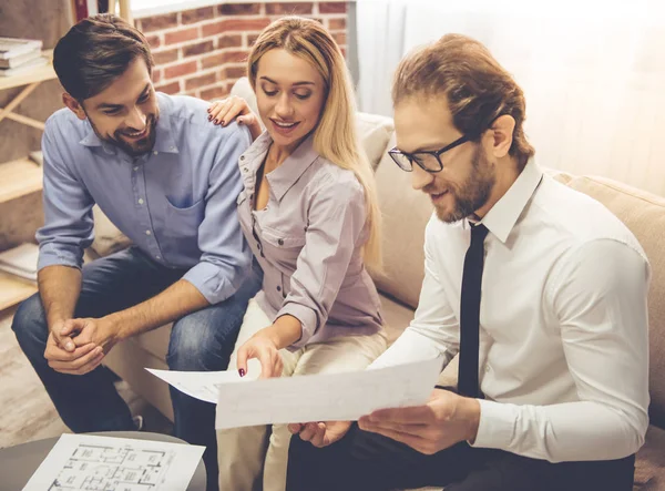 Couple and a realtor — Stock Photo, Image