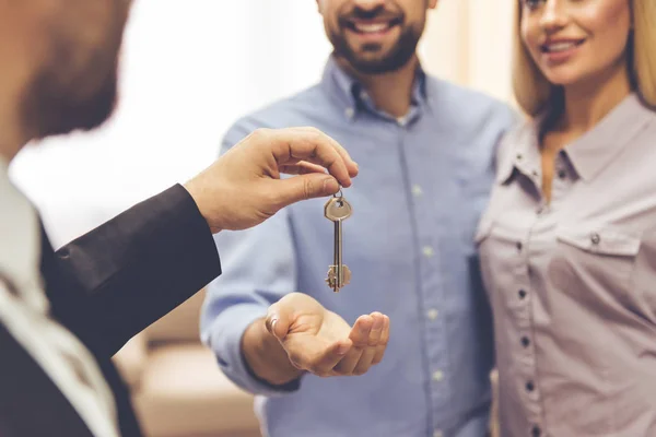 Couple and a realtor — Stock Photo, Image