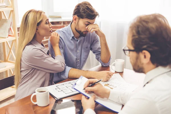 Couple and a realtor — Stock Photo, Image