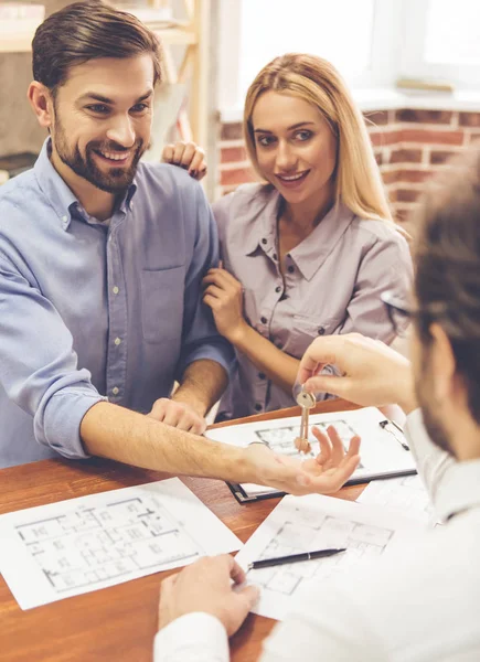 Couple et un agent immobilier — Photo