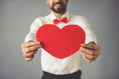Yakışıklı Romantik adam