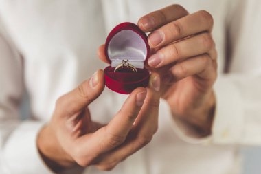 Yakışıklı Romantik adam