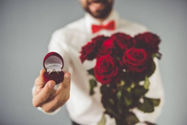 Yakışıklı Romantik adam
