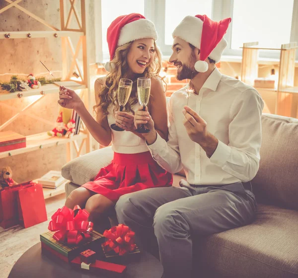 Schönes Paar feiert Weihnachten — Stockfoto